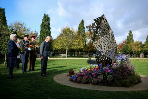 Charles III. beim Niederlegen des Kranzes