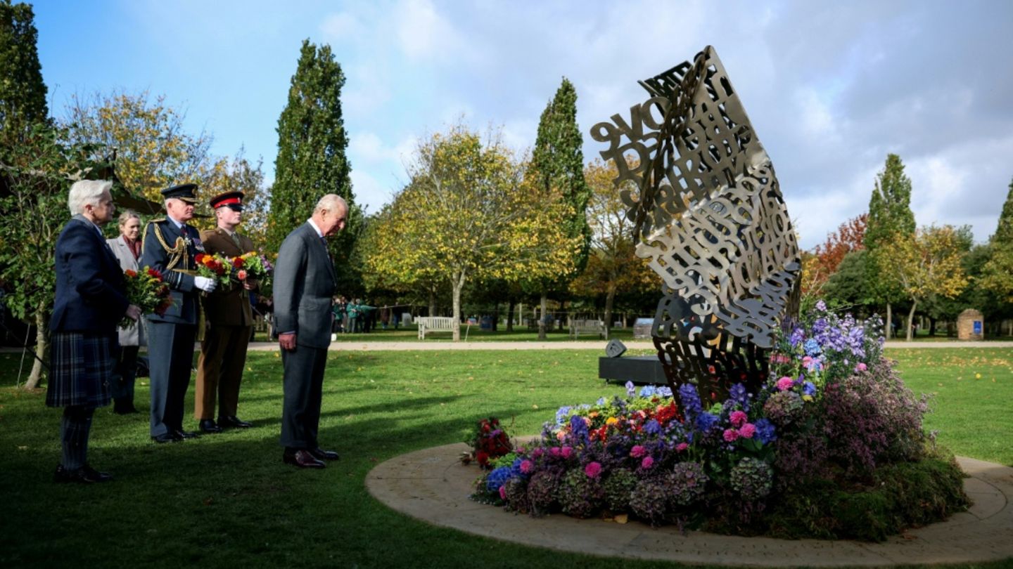 Charles III. beim Niederlegen des Kranzes Charles III. beim Niederlegen des Kranzes