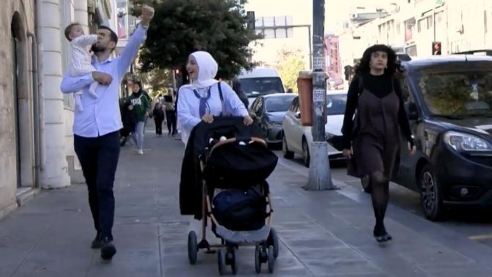 Türkei verschärft Druck auf Frauen – wegen Kleidung Traditionelle Familie und eine junge Frau in den Straßen der Türkei begegnen sich.