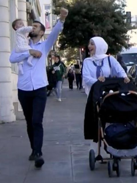 Türkei verschärft Druck auf Frauen – wegen Kleidung Traditionelle Familie und eine junge Frau in den Straßen der Türkei begegnen sich.