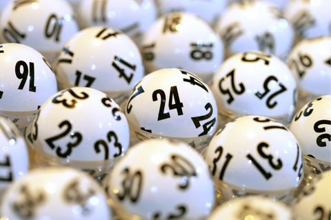 Ziehung der Lottozahlen Kugeln vor der Ziehung der Lottozahlen