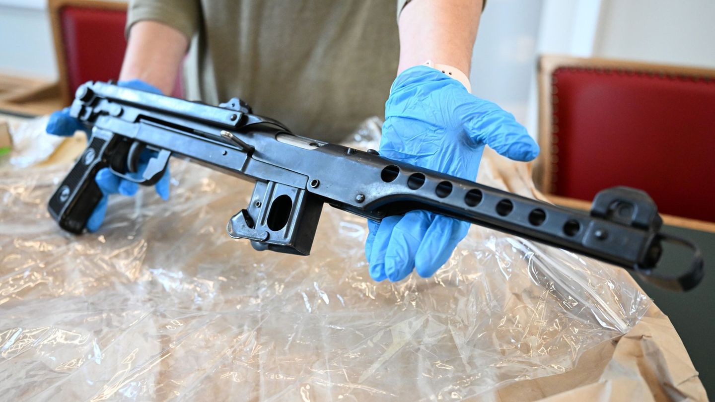 Die Polizei präsentierte sichergestellte Waffen. Foto: Federico Gambarini/dpa Die Polizei präsentierte sichergestellte Waffen. Foto: Federico Gambarini/dpa