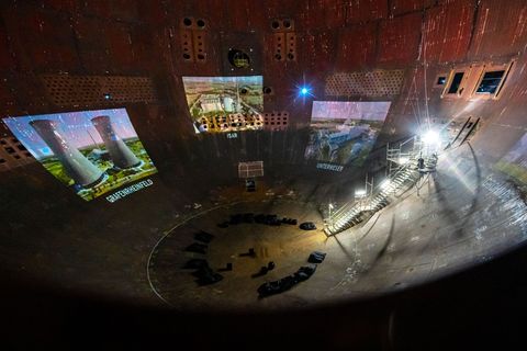 Die Kuppel des stillgelegten Kernkraftwerks Stade ist nun Kulisse für ein Kunstprojekt. Foto: Sina Schuldt/dpa