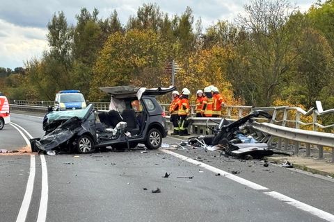 Unfall am Mittellandkanal Nach einem Unfall am Mittellandkanal steht ein zerstörter Pkw auf einer Brücke