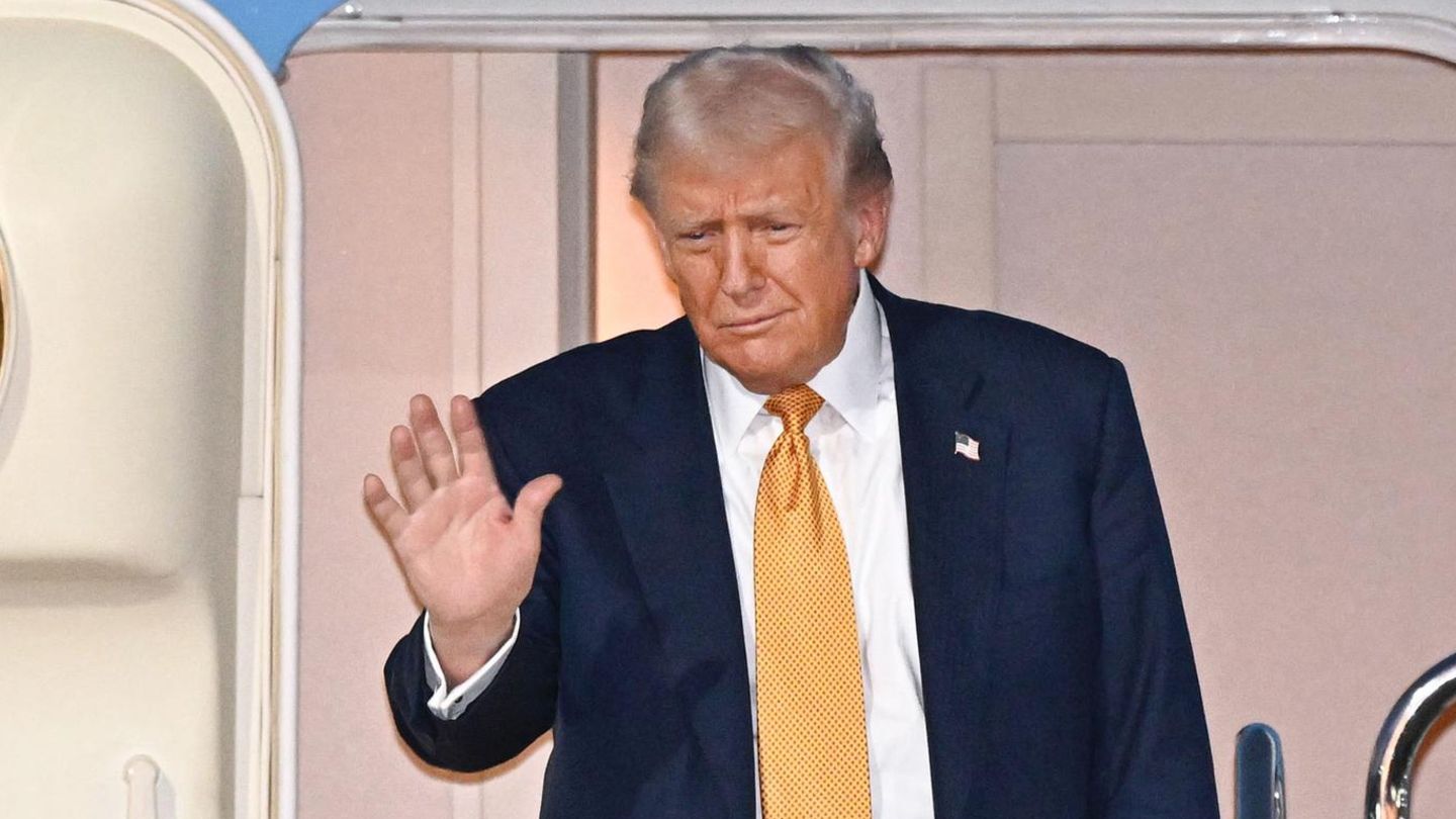 Donald Trump winkt nach seiner Ankunft in Tokio von der Air Force One Donald Trump winkt nach seiner Ankunft in Tokio von der Air Force One