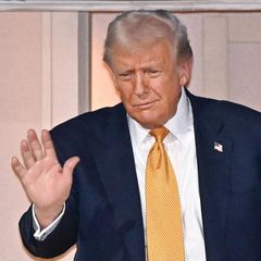 Donald Trump winkt nach seiner Ankunft in Tokio von der Air Force One