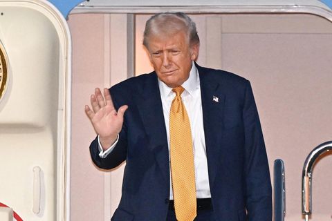 Donald Trump winkt nach seiner Ankunft in Tokio von der Air Force One Donald Trump winkt nach seiner Ankunft in Tokio von der Air Force One