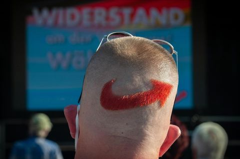 Ein in einen Hinterkopf rasiertes AfD Symbol Ein in einen Hinterkopf rasiertes AfD Symbol