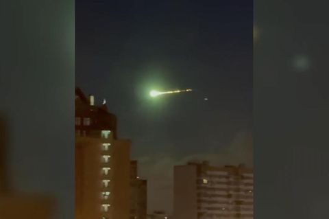 Grüner Feuerball: Unbekanntes Flugobjekt über Moskau – War das ein Meteor? Ein helle grüne Lichtkugel am Moskauer Himmel.