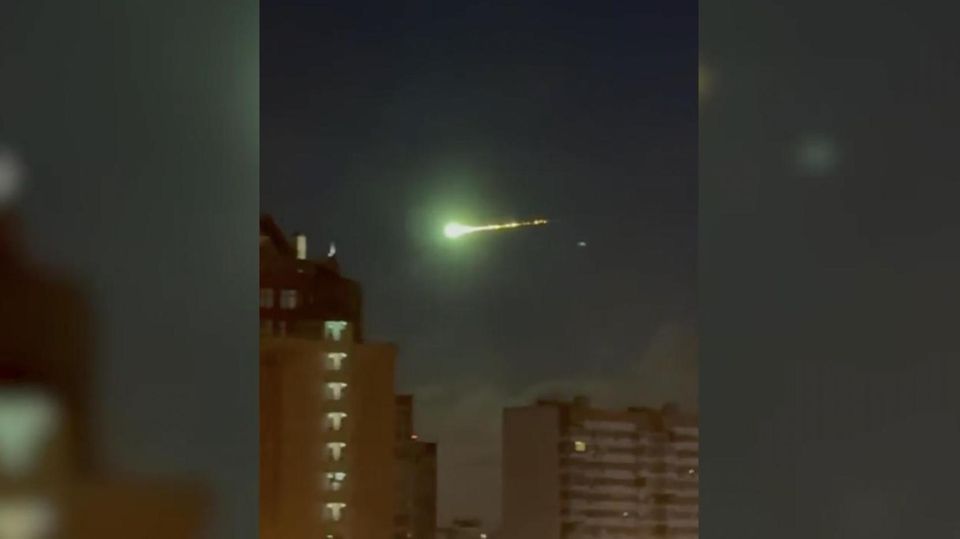 Grüner Feuerball: Unbekanntes Flugobjekt über Moskau – War das ein Meteor? Ein helle grüne Lichtkugel am Moskauer Himmel.