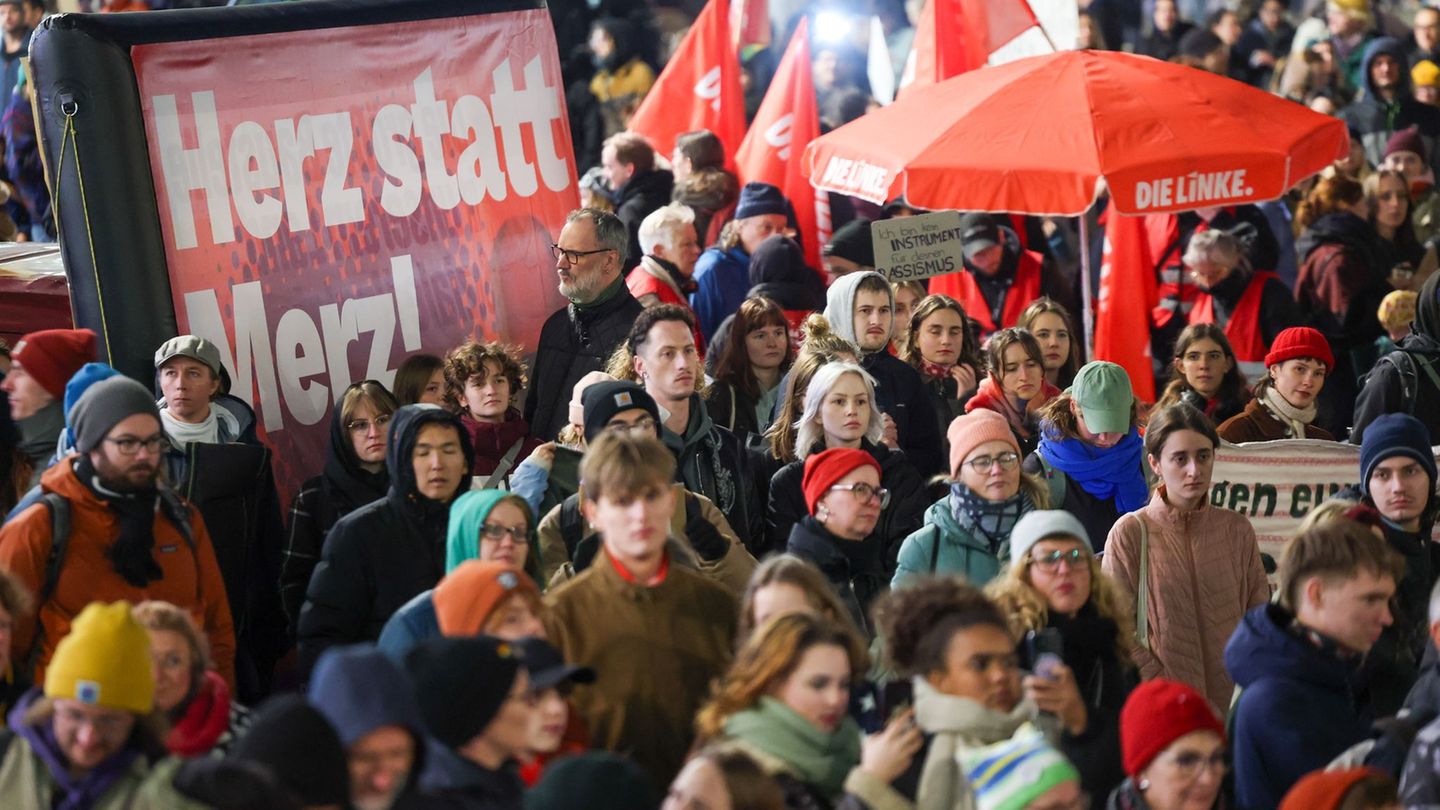 Menschen halten bei der Demo für ein "buntes Stadtbild" in Leipzig Plakat mit der Aufschrift "Herz statt Merz!" hoch. Foto: Jan  Menschen halten bei der Demo für ein "buntes Stadtbild" in Leipzig Plakat mit der Aufschrift "Herz statt Merz!" hoch. Foto: Jan