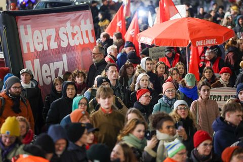 Menschen halten bei der Demo für ein "buntes Stadtbild" in Leipzig Plakat mit der Aufschrift "Herz statt Merz!" hoch. Foto: Jan