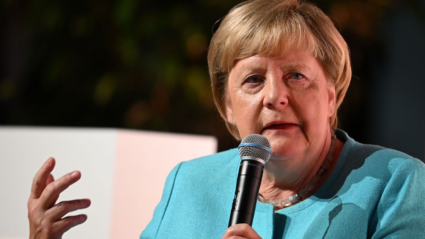 Altkanzlerin Angela Merkel hat in Bonn aus ihrer Autobiografie "Freiheit" gelesen (Archivbild) Altkanzlerin Angela Merkel hat in Bonn aus ihrer Autobiografie "Freiheit" gelesen (Archivbild)