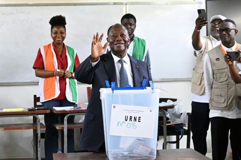 Ouattara bei seiner Stimmabgabe am Samstag in Abidjan