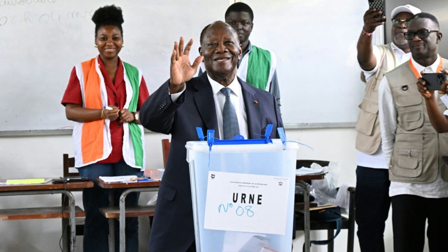 Ouattara bei seiner Stimmabgabe am Samstag in Abidjan Ouattara bei seiner Stimmabgabe am Samstag in Abidjan