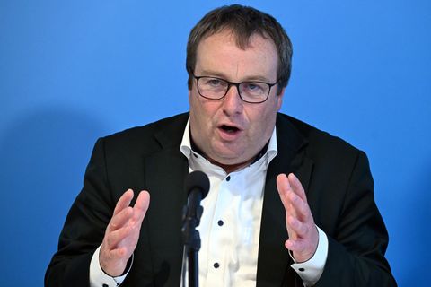 NRW-Verkehrsminister Krischer hat eine Warnung an seinen Amtskollegen im Bund. (Archivbild) Foto: Federico Gambarini/dpa