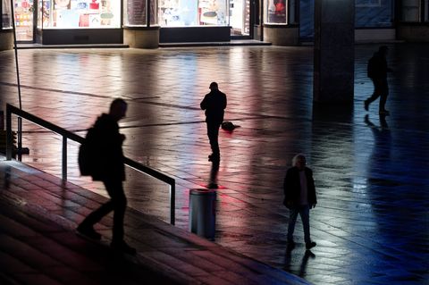 Nicht nur auf der Straße fühlen sich viele Frauen unsicher. (Symbolbild) Nicht nur auf der Straße fühlen sich viele Frauen unsicher. (Symbolbild)