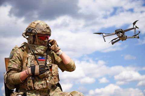 Ein russischer Soldat lässt eine Drohne steigen Ein russischer Soldat lässt eine Drohne steigen