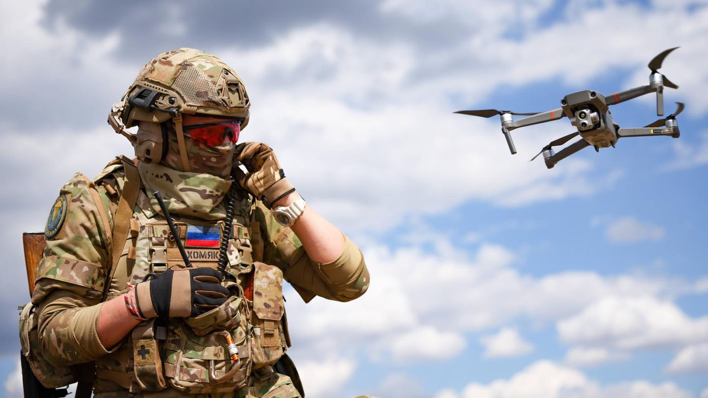 Ein russischer Soldat lässt eine Drohne steigen Ein russischer Soldat lässt eine Drohne steigen
