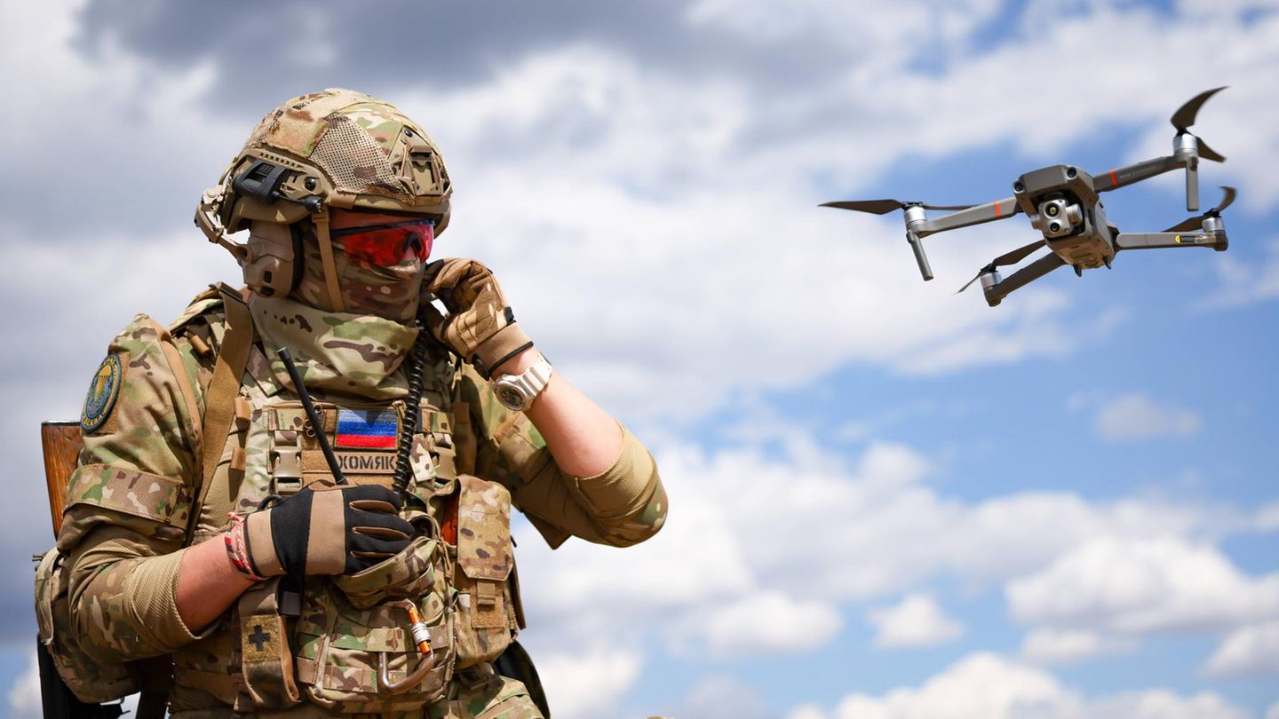 Ein russischer Soldat lässt eine Drohne steigen