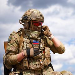 Ein russischer Soldat lässt eine Drohne steigen