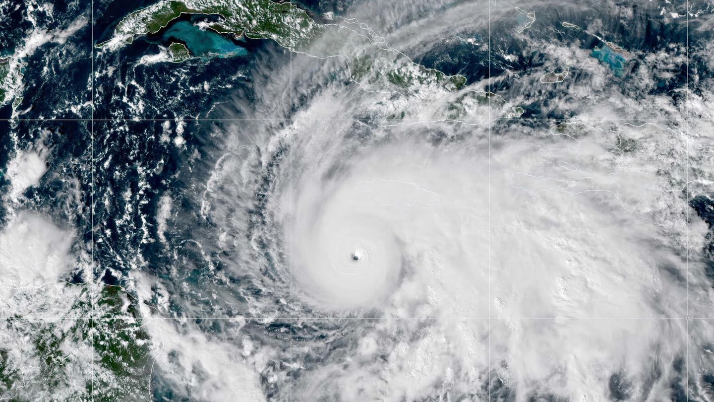 Hurrikan "Melissa" gilt als ein extrem gefährlicher Wirbelsturm. Foto: Goes-19/Cira/Noaa/Planet Pix via ZUMA Press Wire/dpa Hurrikan "Melissa" gilt als ein extrem gefährlicher Wirbelsturm. Foto: Goes-19/Cira/Noaa/Planet Pix via ZUMA Press Wire/dpa