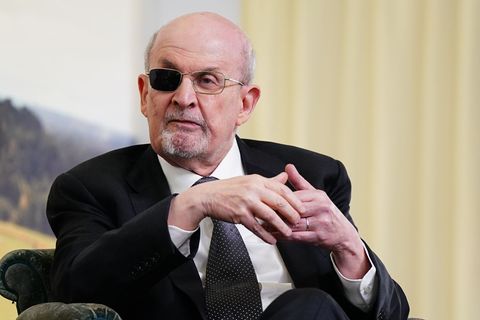 Rushdie sprach mit dem Magazin "Tatler" über das Attentat. (Archivbild) Foto: Jacob King/PA Wire/dpa