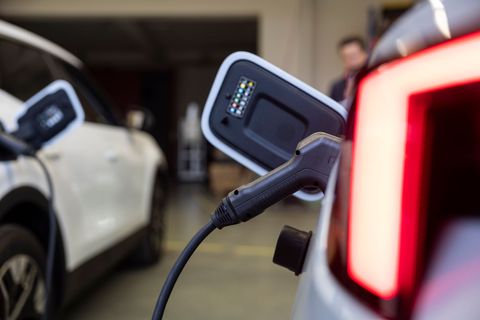 Strom fürs Auto und für den Haushalt - das ist mit bidirektionalem Laden möglich. Foto: Hannes P. Albert/dpa