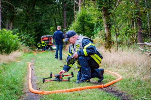 Die Hanauer Sondereinheit setzt auf die Zusammenarbeit von Drohnen und Löschroboter. (Archivfoto) Foto: Andreas Arnold/dpa