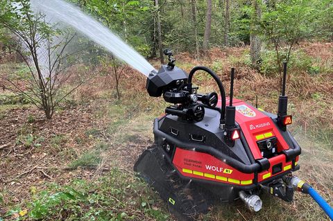 Der neue Lösch-Roboter "Magirus Wolf R1" hat sich nach Angaben der Stadt Hanau bewährt. (Archivfoto) Foto: Michael Bauer/dpa