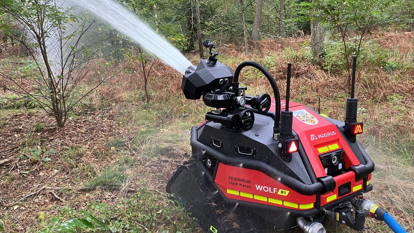 Der neue Lösch-Roboter "Magirus Wolf R1" hat sich nach Angaben der Stadt Hanau bewährt. (Archivfoto) Foto: Michael Bauer/dpa Der neue Lösch-Roboter "Magirus Wolf R1" hat sich nach Angaben der Stadt Hanau bewährt. (Archivfoto) Foto: Michael Bauer/dpa