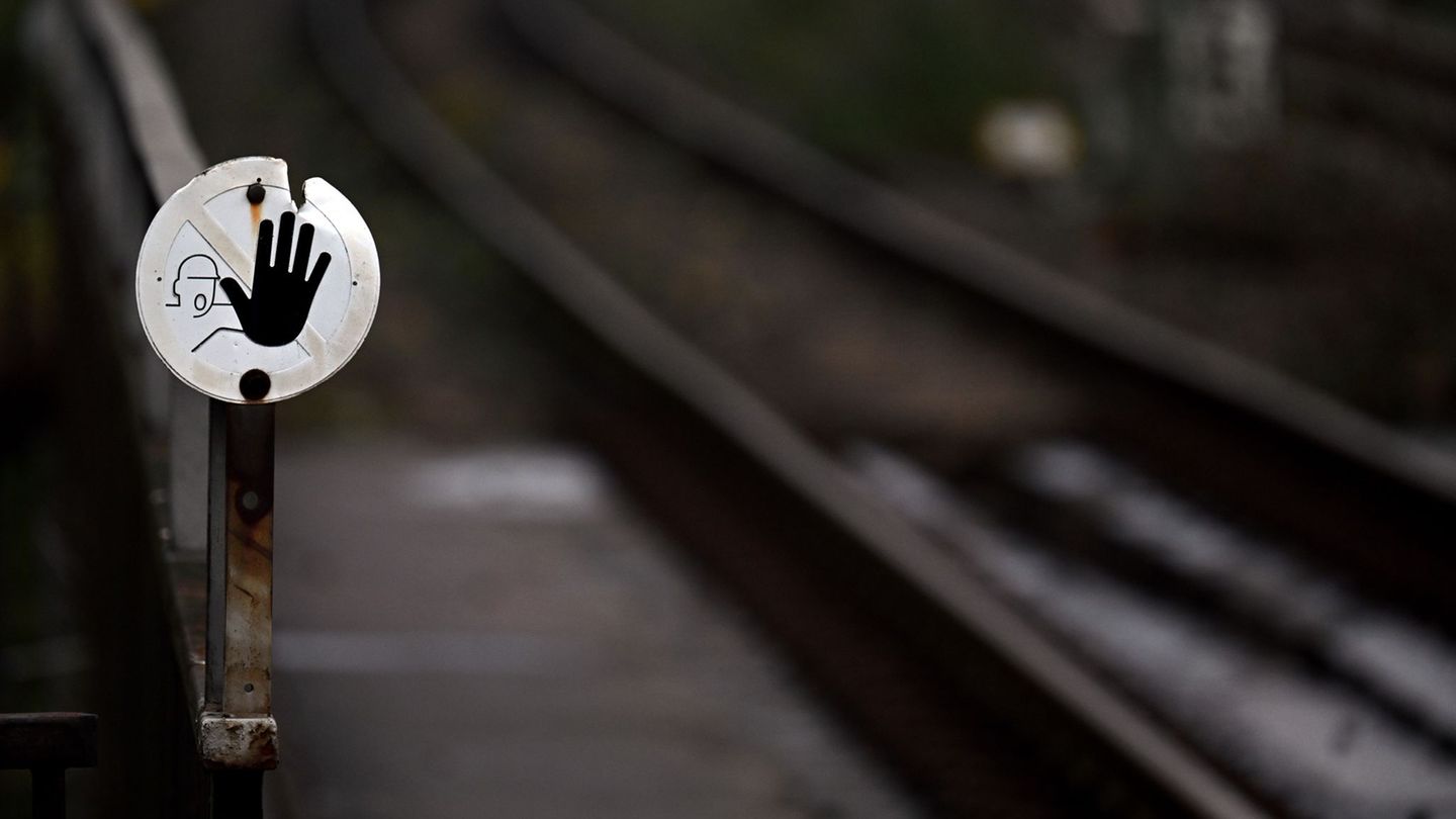 Wegen Bauarbeiten halten in Bochum seit Anfang September keine Regionalbahnen oder Fernzüge mehr - doch ein Ende der Sperrung is Wegen Bauarbeiten halten in Bochum seit Anfang September keine Regionalbahnen oder Fernzüge mehr - doch ein Ende der Sperrung is