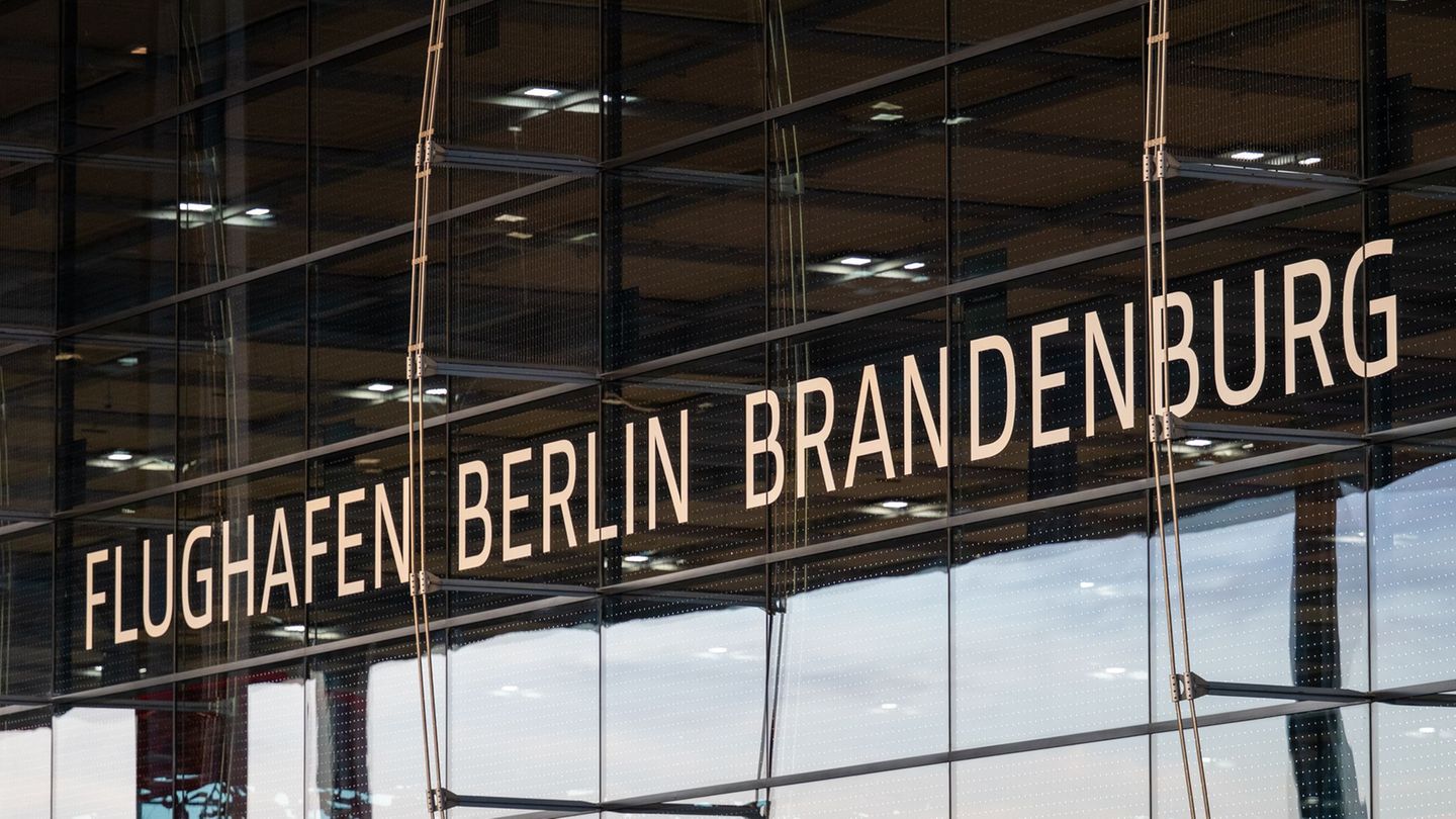 MIt dem Ausbau zum Flughafen Berlin-Brandenburg wurde vor mehr als 20 Jahren auch ein Schallschutzprogramm begründet. Am 4. Nove MIt dem Ausbau zum Flughafen Berlin-Brandenburg wurde vor mehr als 20 Jahren auch ein Schallschutzprogramm begründet. Am 4. Nove