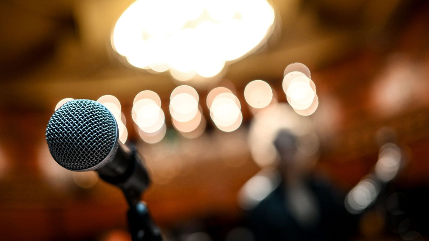 Autorinnen und Autoren aus sieben Ländern treten in Chemnitz bei der Deutschsprachigen Meisterschaften im Poetry Slam an. (Symbo Autorinnen und Autoren aus sieben Ländern treten in Chemnitz bei der Deutschsprachigen Meisterschaften im Poetry Slam an. (Symbo