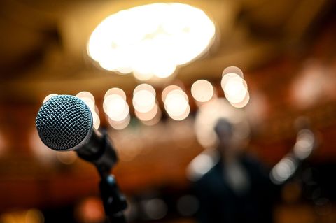 Autorinnen und Autoren aus sieben Ländern treten in Chemnitz bei der Deutschsprachigen Meisterschaften im Poetry Slam an. (Symbo