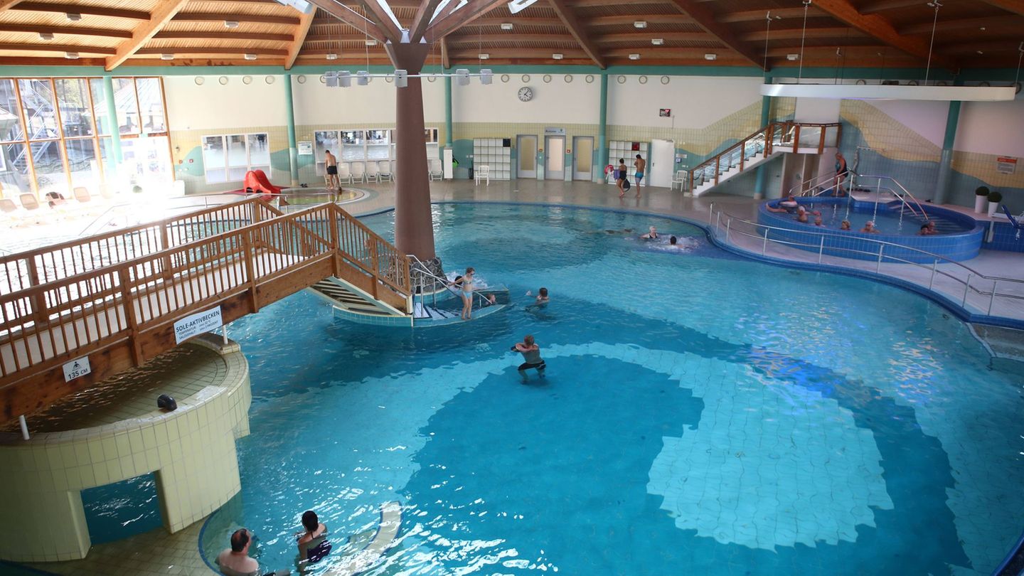 In Thüringen wird über den Erhalt von bedrohten Schwimmbädern diskutiert - hier das Bad in Bad Salzungen. (Symbolbild) Foto: Bod In Thüringen wird über den Erhalt von bedrohten Schwimmbädern diskutiert - hier das Bad in Bad Salzungen. (Symbolbild) Foto: Bod