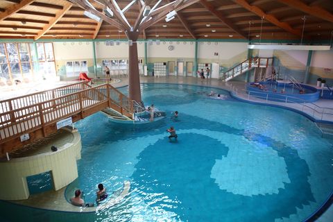 In Thüringen wird über den Erhalt von bedrohten Schwimmbädern diskutiert - hier das Bad in Bad Salzungen. (Symbolbild) Foto: Bod