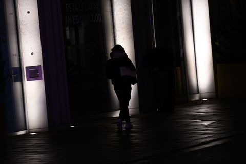 Die CDU will die Sicherheit für Frauen und Mädchen in Hamburg in der dunklen Jahreszeit erhöhen (Symbolbild). Foto: Jonas Walzbe