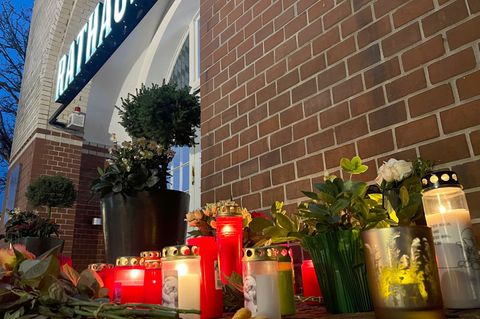 Zahlreiche Grablichter hatten Menschen nach dem Tod des Sylter Ex-Bürgermeisters vor dem Rathaus in Westerland (Sylt) aufgestell