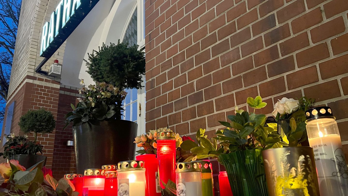Zahlreiche Grablichter hatten Menschen nach dem Tod des Sylter Ex-Bürgermeisters vor dem Rathaus in Westerland (Sylt) aufgestell Zahlreiche Grablichter hatten Menschen nach dem Tod des Sylter Ex-Bürgermeisters vor dem Rathaus in Westerland (Sylt) aufgestell