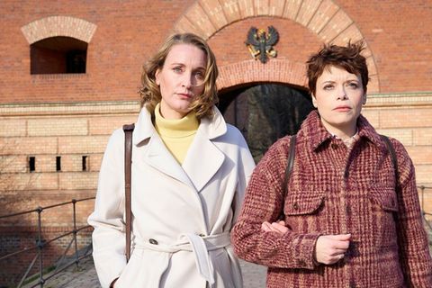 "Die Heiland - Wir sind Anwalt: Hexenjagd": Romy Heiland (Christina Athenstädt, l.) und ihre Assistentin Tilly Vogel (Sina Rei