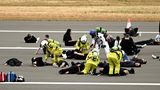 28. Oktober: Immer mit der Ruhe Sydney, Australien. Rettungskräfte versorgen reglose Menschen, die auf einem Rollfeld des Western Sydney International Airports liegen. Aber keine Panik, es handelt sich nur um eine Übung. Der Flughafen wird derzeit gebaut und soll im kommenden Jahr in Betrieb genommen werden