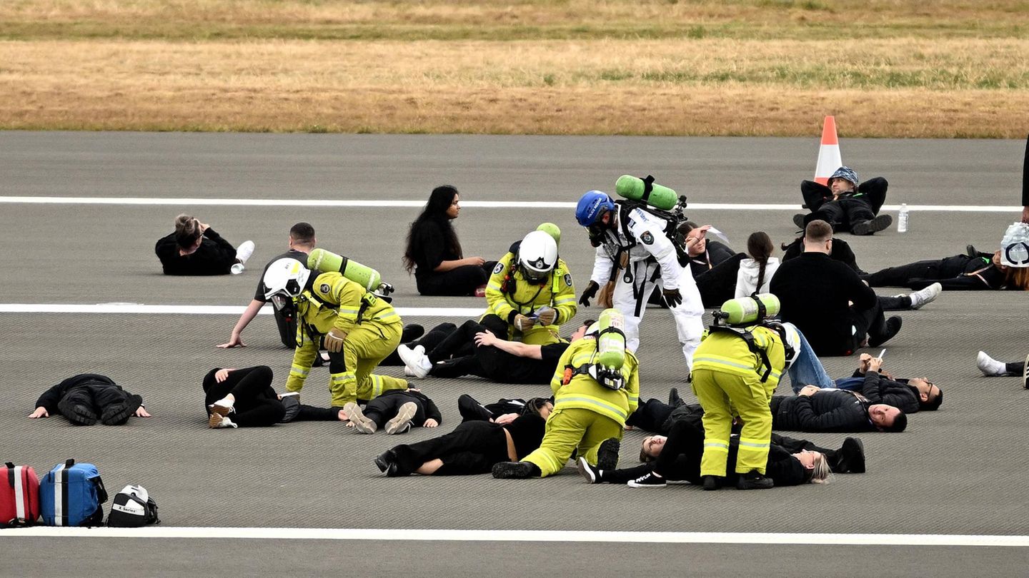 28. Oktober: Immer mit der Ruhe Sydney, Australien. Rettungskräfte versorgen reglose Menschen, die auf einem Rollfeld des Western Sydney International Airports liegen. Aber keine Panik, es handelt sich nur um eine Übung. Der Flughafen wird derzeit gebaut und soll im kommenden Jahr in Betrieb genommen werden