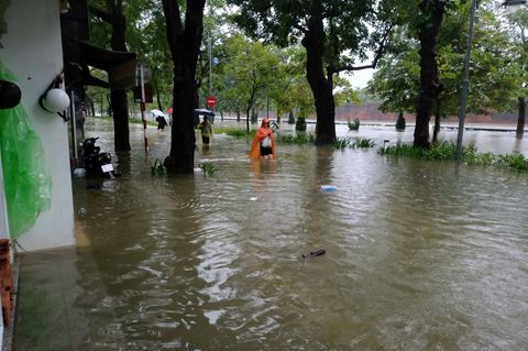 Viele Straßen in Hue standen unter Wasser. Foto: Hoang Le Y Minh/dpa Viele Straßen in Hue standen unter Wasser. Foto: Hoang Le Y Minh/dpa