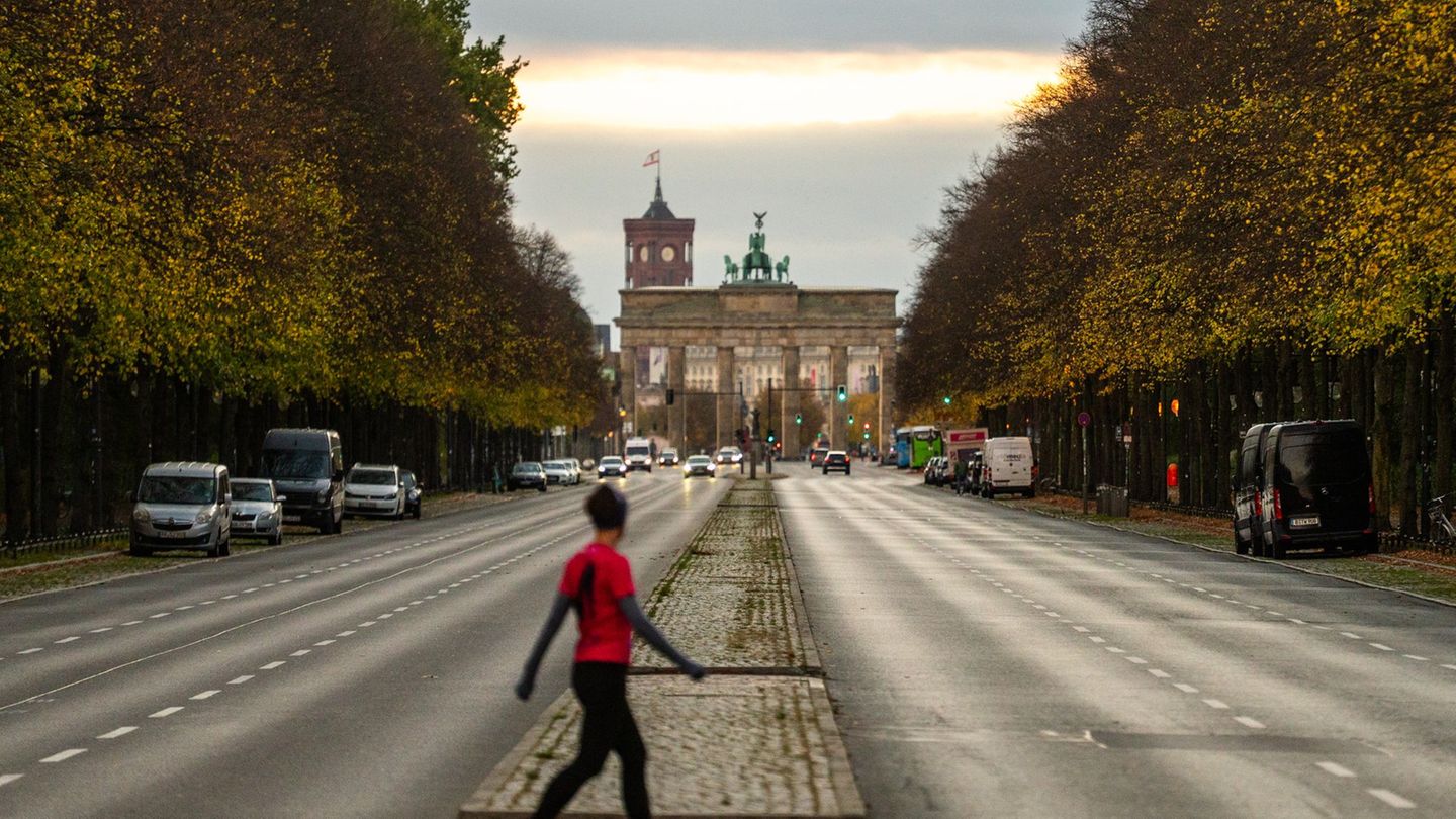 Zu Wochenmitte wird das Herbstwetter milder. (Symbolbild) Foto: Christophe Gateau/dpa Zu Wochenmitte wird das Herbstwetter milder. (Symbolbild) Foto: Christophe Gateau/dpa