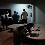 In vielen Orten von Jamaika ist mittlerweile der Strom ausgefallen. Hier nutzt eine junge Frau die Zeit, um noch einmal mit Freunden zu chatten