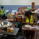 In einer Küche wird in einem der Schutzräume Essen vorbereitet
