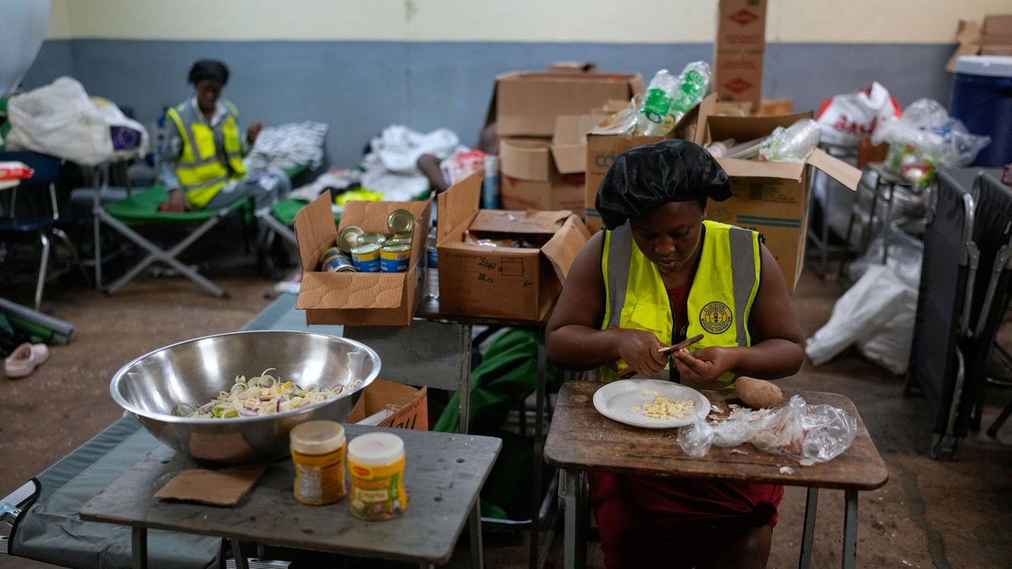 In einer Küche wird in einem der Schutzräume Essen vorbereitet