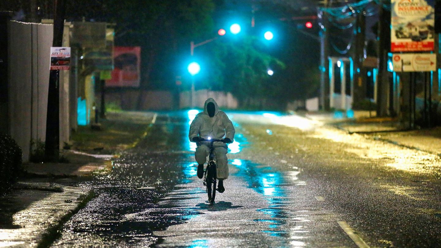 Hurrikan Melissa bringt Windgeschwindigkeiten von bis zu 280 Kilometern pro Stunde mit sich. Schon vor dem Auftreffen auf Jamaika gibt es wie hier in Kingston Überflutungen