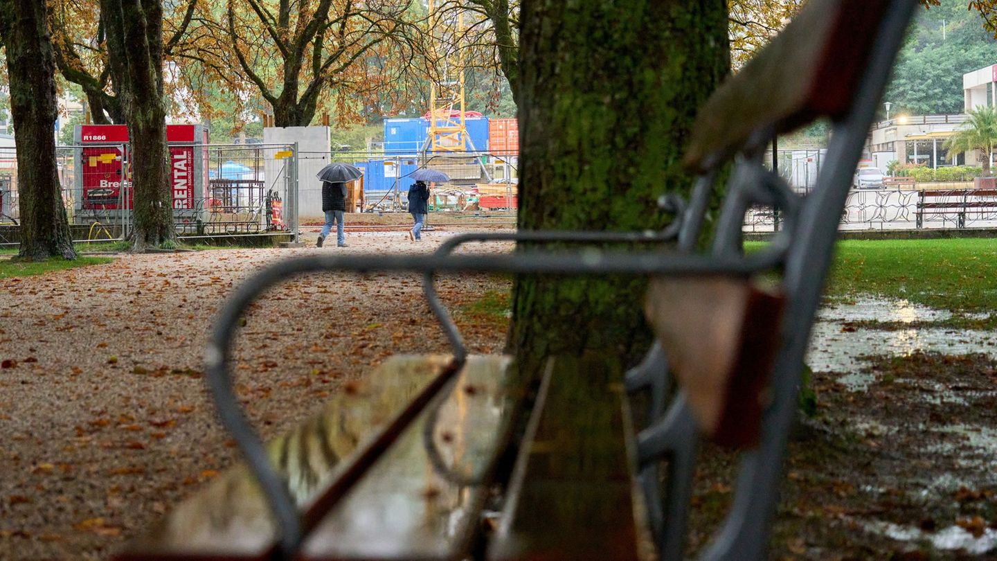 Immer wieder soll es regnen, trotzdem können sich die Menschen auf mildere Temperaturen freuen. (Symbolbild) Foto: Sascha Ditsch Immer wieder soll es regnen, trotzdem können sich die Menschen auf mildere Temperaturen freuen. (Symbolbild) Foto: Sascha Ditsch